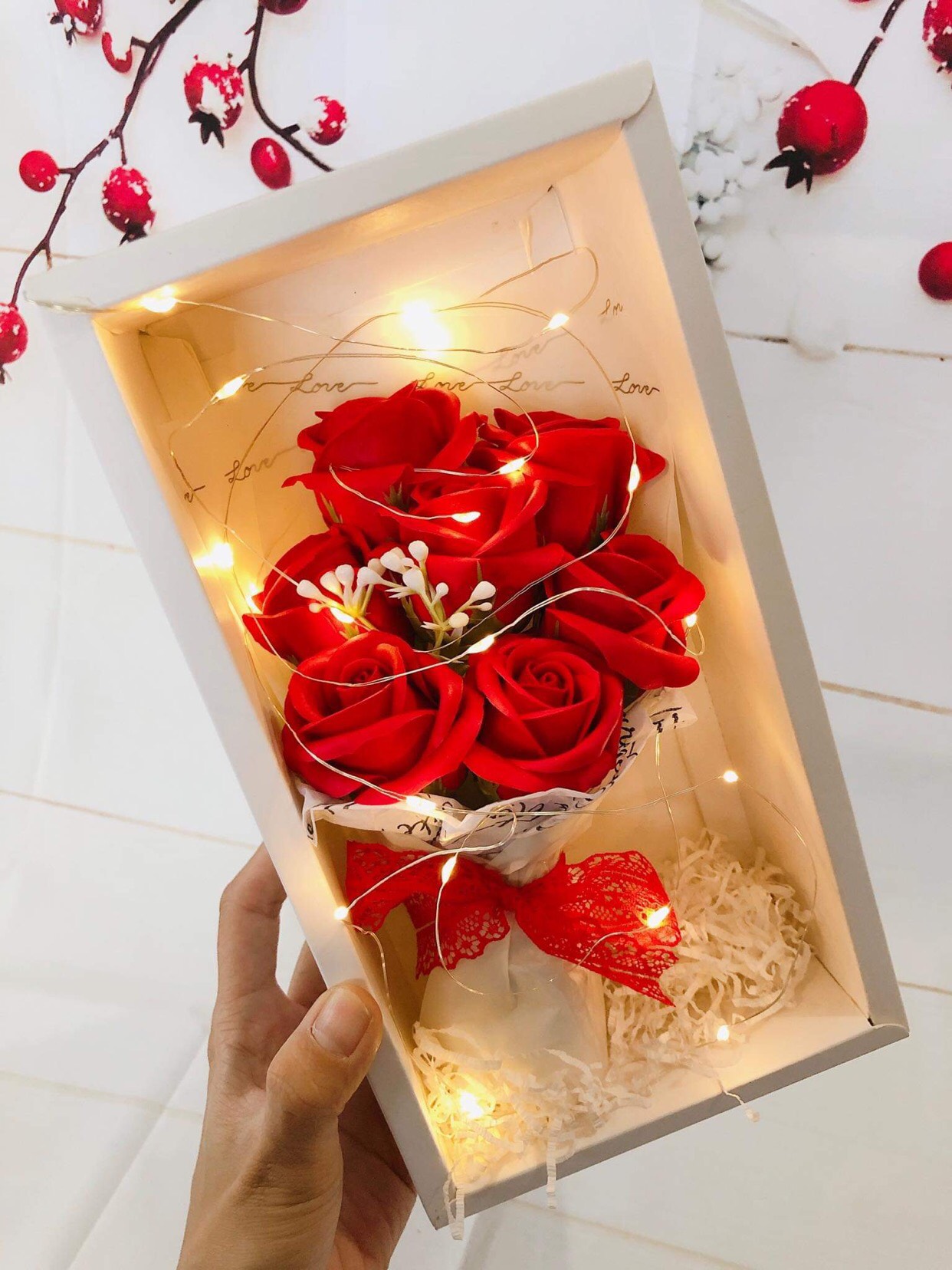 Hoa hồng sáp là một sản phẩm thú vị và độc đáo để tặng cho người thân yêu. Những bông hoa được làm từ sáp trông rất đẹp mắt và thơm ngát. Bạn sẽ chắc chắn khiến người nhận cảm thấy hạnh phúc và đặc biệt khi tặng hoa hồng sáp như một món quà đầy ý nghĩa.