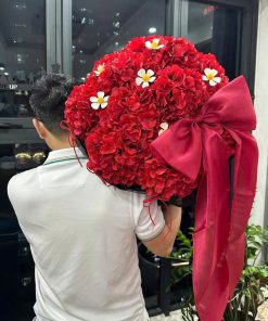 Bó tú cầu lụa đỏ mix hoa trắng kèm nơ