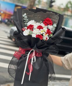 Bó hoa đỏ mix trắng giấy đen