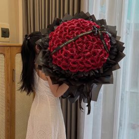 Bó hoa120 bông công chúa đỏ giấy đen